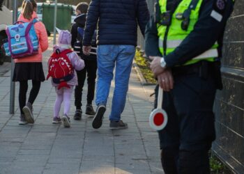 Vilniaus apskrityje policija stebės, ar saugiai atvežami ir išleidžiami vaikai prie mokyklos