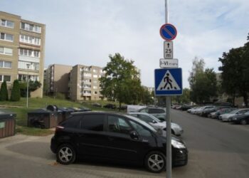 Elektrėnuose šiukšlių išvežimą sunkina ne vietoje palikti automobiliai