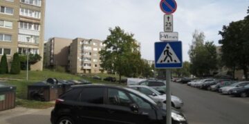 Elektrėnuose šiukšlių išvežimą sunkina ne vietoje palikti automobiliai