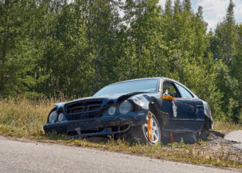 Girtas vairuotojas nuvažiavo į griovį ir paspruko iš įvykio vietos