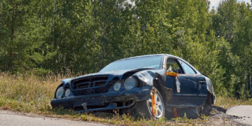 Girtas vairuotojas nuvažiavo į griovį ir paspruko iš įvykio vietos