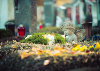 Artėjant mirusiųjų atminimo dienoms, priminimas – puošia saikingumas