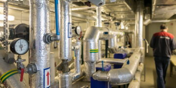 Įjungtas šildymas švietimo ir gydymo įstaigose: šildymą pradėti gali ir kiekvieno daugiabučio savininkai