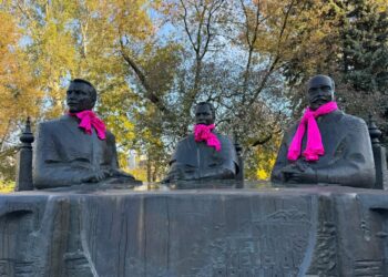 Kovos su krūties vėžiu mėnuo – rožine spalva pasipuošė 6 žymūs sostinės paminklai