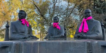 Kovos su krūties vėžiu mėnuo – rožine spalva pasipuošė 6 žymūs sostinės paminklai