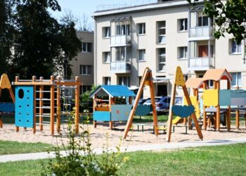 Seniūnijose tvarkomi daugiabučių namų kiemai ir keliai