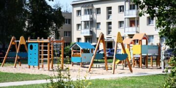 Seniūnijose tvarkomi daugiabučių namų kiemai ir keliai