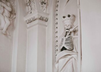 Garbingas Pacų atstovas ilsisi po bažnyčios slenksčiu