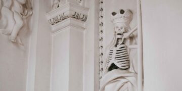 Garbingas Pacų atstovas ilsisi po bažnyčios slenksčiu