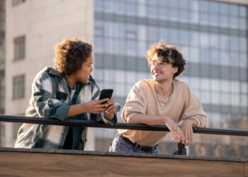 Atskleista, kokiais būdais jaunimas Lietuvoje bendrauja dažniausiai