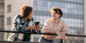 Atskleista, kokiais būdais jaunimas Lietuvoje bendrauja dažniausiai