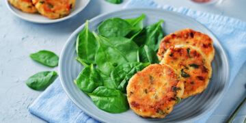 Net nedvejokite – kepkite visą lašišą: 3 taupios ir skanios idėjos, kur panaudoti jos likučius