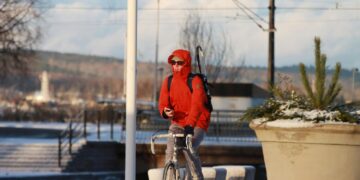 Paspaudus šaltukui išauga traumų skaičius: traumatologas įspėja – venkite važinėti dviračiais ir paspirtukais