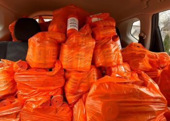 Oranžinius maišelius Šalčininkuose žmonėms pristato prie namų durų