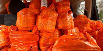 Oranžinius maišelius Šalčininkuose žmonėms pristato prie namų durų