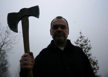 Kirviu ginkluotas vyras sužalojo policijos pareigūną