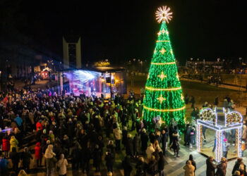 Grigiškėse dviguba šventė: įžiebta miesto eglė ir atidaryta naujoji aikštė prie bažnyčios