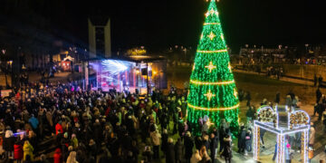 Grigiškėse dviguba šventė: įžiebta miesto eglė ir atidaryta naujoji aikštė prie bažnyčios