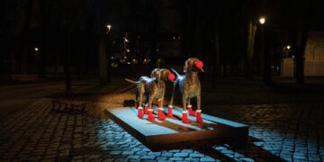 Vilniaus skulptūros nuotaikingai pasipuošė Kalėdoms (galerija)