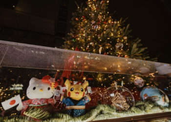 Tarptautinė Kalėdų eglė kviečia pasigrožėti skirtingų šalių švenčių ornamentais