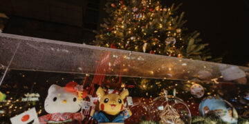 Tarptautinė Kalėdų eglė kviečia pasigrožėti skirtingų šalių švenčių ornamentais