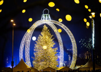 Vilnius įžiebė natūralią Kalėdų eglę: Katedros aikštėje – milžiniškas eglutės žaisliukas