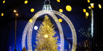 Vilnius įžiebė natūralią Kalėdų eglę: Katedros aikštėje – milžiniškas eglutės žaisliukas