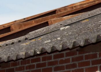 Nemokamas asbesto išvežimas pranoko lūkesčius: planuojama didinti išvežimo kiekį