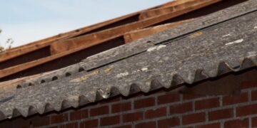 Nemokamas asbesto išvežimas pranoko lūkesčius: planuojama didinti išvežimo kiekį