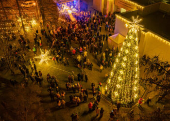 Kalėdinė eglė sužibo ir Lentvaryje: scenoje pasirodė Monique