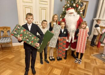 Prezidentūros Kalėdų eglės įžiebime dalyvavo Šalčininkų rajono vaikai