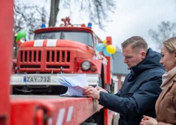 Ukrainai perduotas vienas iš nenaudojamų gaisrinių automobilių