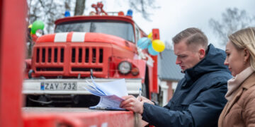 Ukrainai perduotas vienas iš nenaudojamų gaisrinių automobilių