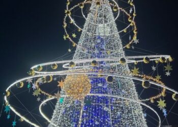 Elektrėnuose įžiebta kosminė eglutė