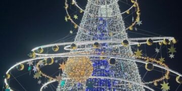 Elektrėnuose įžiebta kosminė eglutė