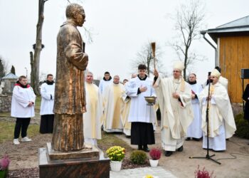 Tabariškėse atidengtas paminklas pal. kun. Mykolui Sopočkai