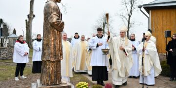 Tabariškėse atidengtas paminklas pal. kun. Mykolui Sopočkai