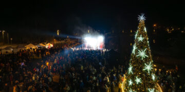 Valtyje „plaukianti“ Kalėdų eglė įžiebta Lietuvos irklavimo sostinėje