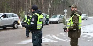 Policininkai apdalins vairuotojus nemokamais kalėdų medeliais