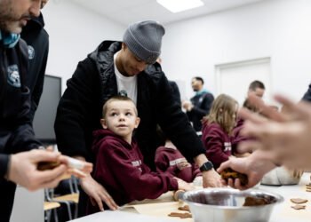 Brangiausia dovana – laikas kartu: švenčių proga su vaikais imbierinius sausainius kepė net krepšininkai