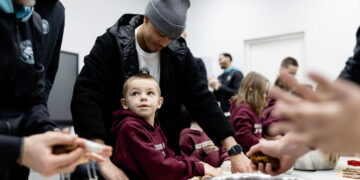 Brangiausia dovana – laikas kartu: švenčių proga su vaikais imbierinius sausainius kepė net krepšininkai