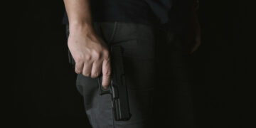 Išteisintas policijos pareigūnas, tarnybos metu nušovęs agresyvią moterį