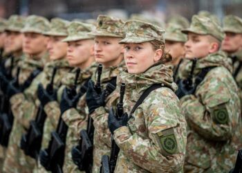 Ar reikia suvienodinti išvaizdos standartus kariuomenėje vyrams ir moterims?