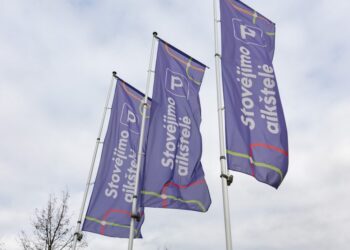 Kyla dviejų JUDU valdomų automobilių stovėjimo aikštelių įkainiai