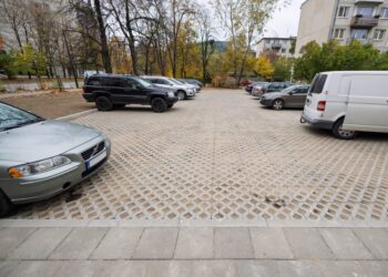 Vilniaus daugiabučių kiemai: įrengta korinė danga 340 automobilių, planuose – penkis kartus daugiau