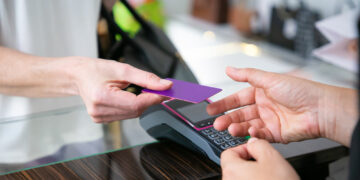 Apie 170 tūkst. sunkiau besiverčiančių žmonių kovo mėnesį sulauks piniginės paramos į socialines korteles