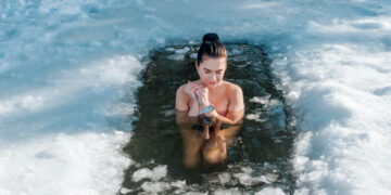 Svajojate išbandyti maudynes žiemą? Specialistai atskleidė, kada geriau net nepradėti