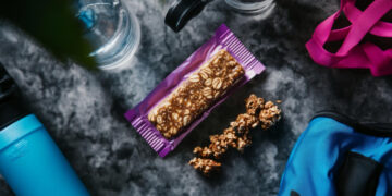 Baltyminiai batonėliai: užkandis ar desertas? Ekspertė pataria, kada juos geriausia vartoti