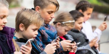 Vaikų saugumas: 5 telefono naudojimo taisyklės, kurias privalo žinoti tėvai