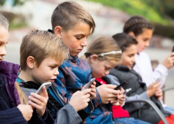 Mobilieji mokyklose: drausti, o gal ugdyti naudojimo kultūrą?